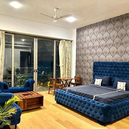 Luxury Master Bedroom With Bathtub N Private Entry Gurgaon Exterior photo