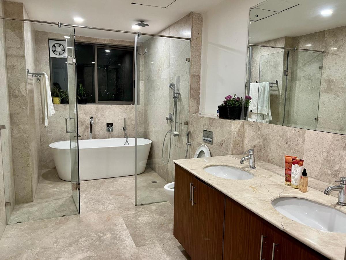 Luxury Master Bedroom With Bathtub N Private Entry Gurgaon Exterior photo